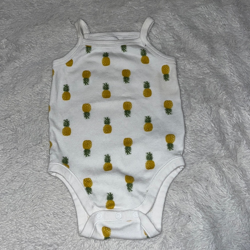Old navy pineapple bodysuit 6-12 months 🍍